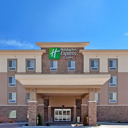 Holiday Inn Express & Suites North Topeka Bagian luar foto