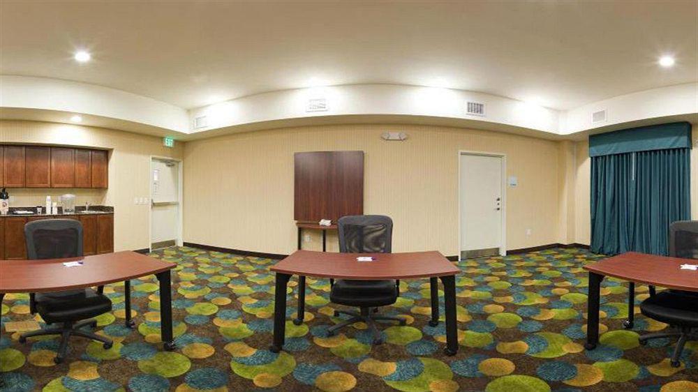 Holiday Inn Express & Suites North Topeka Bagian luar foto