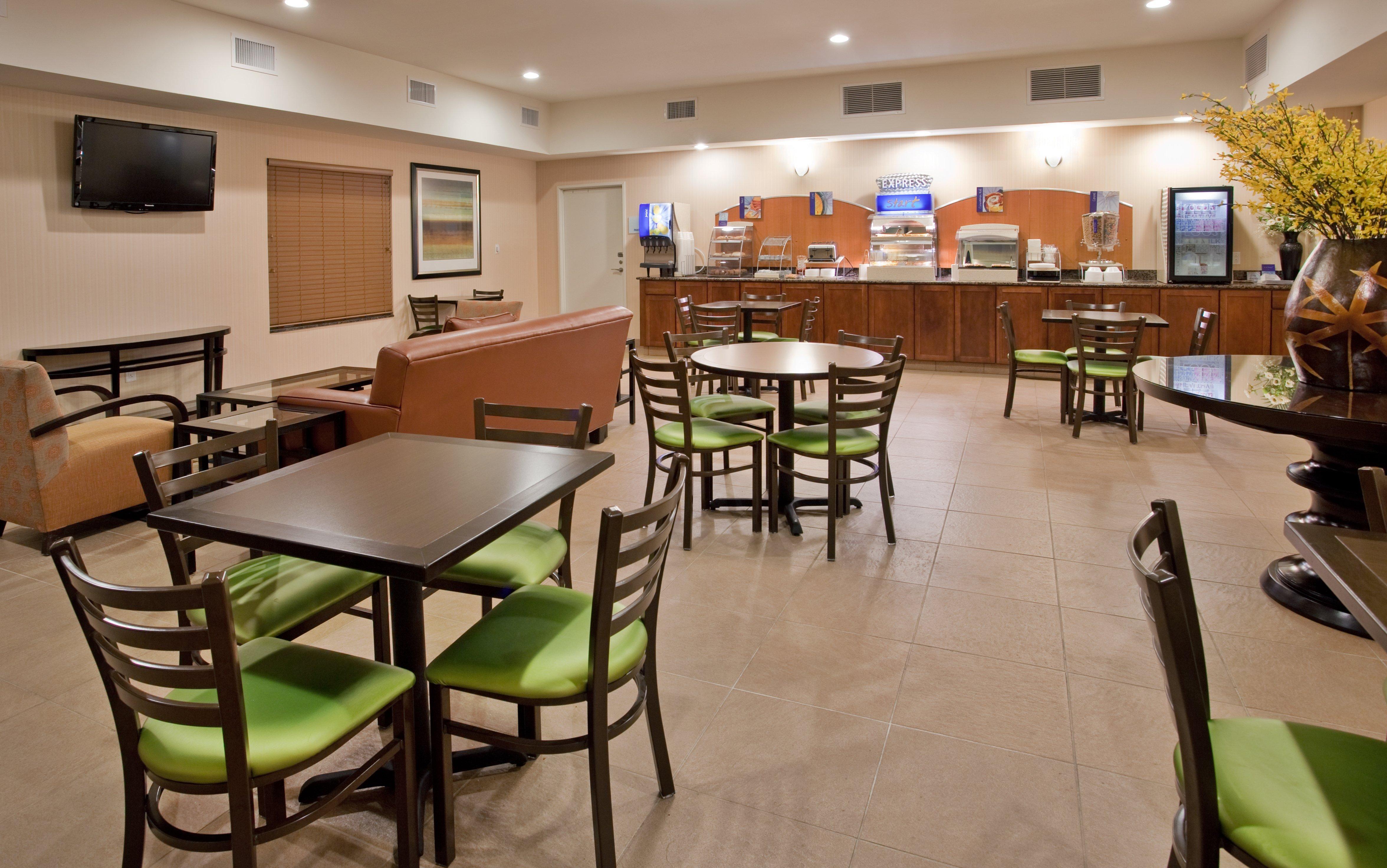 Holiday Inn Express & Suites North Topeka Bagian luar foto