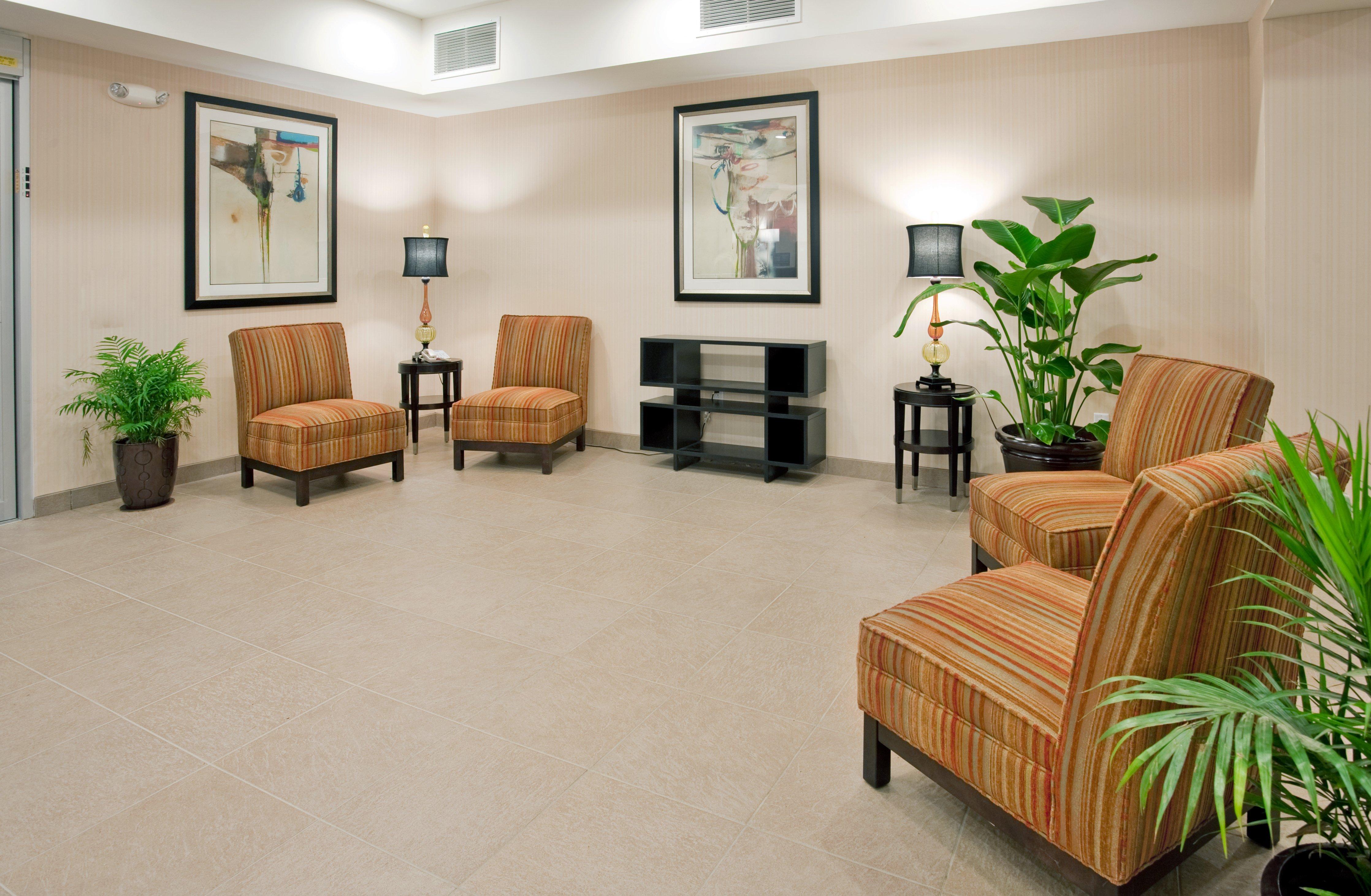 Holiday Inn Express & Suites North Topeka Bagian luar foto