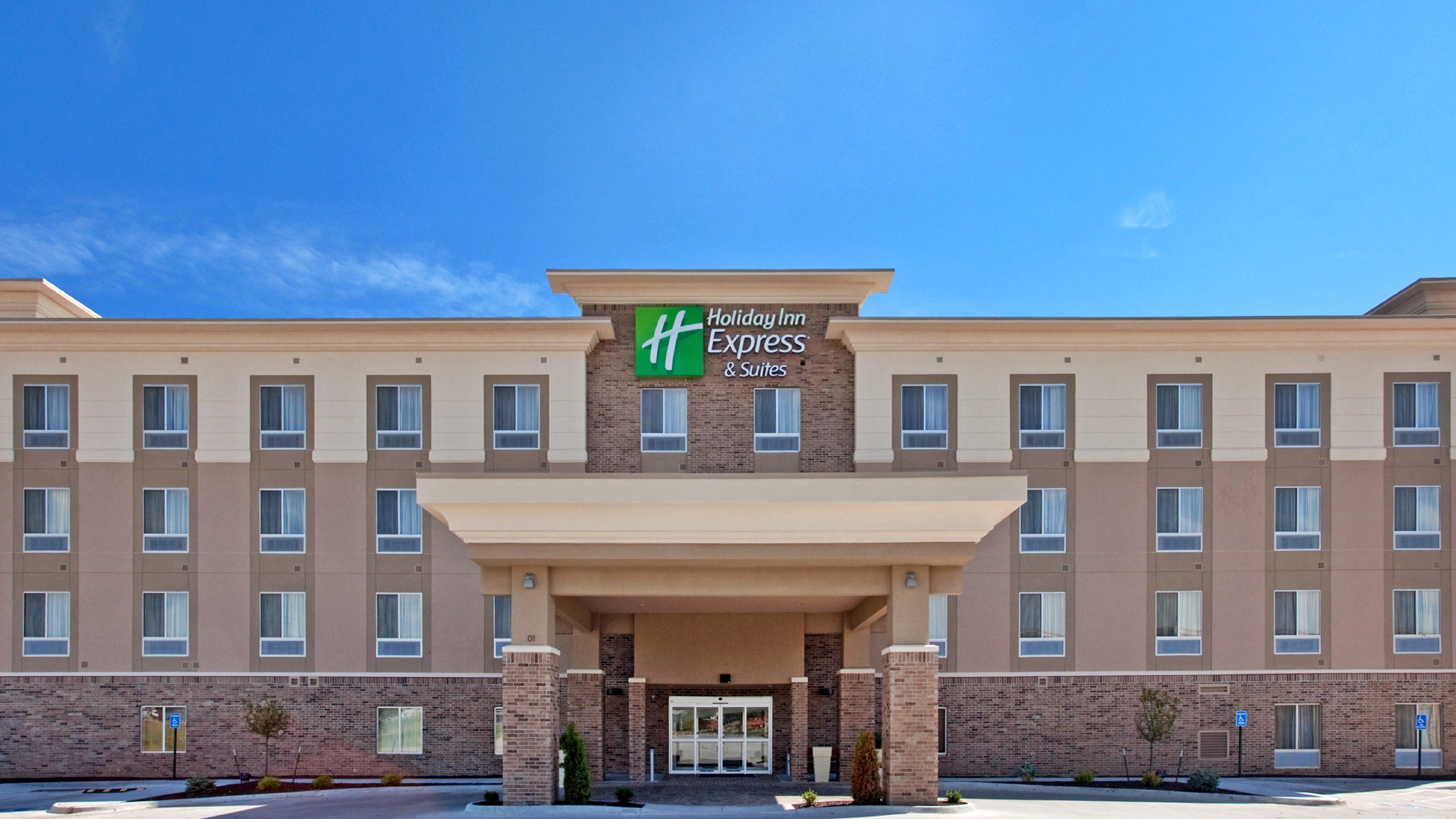 Holiday Inn Express & Suites North Topeka Bagian luar foto
