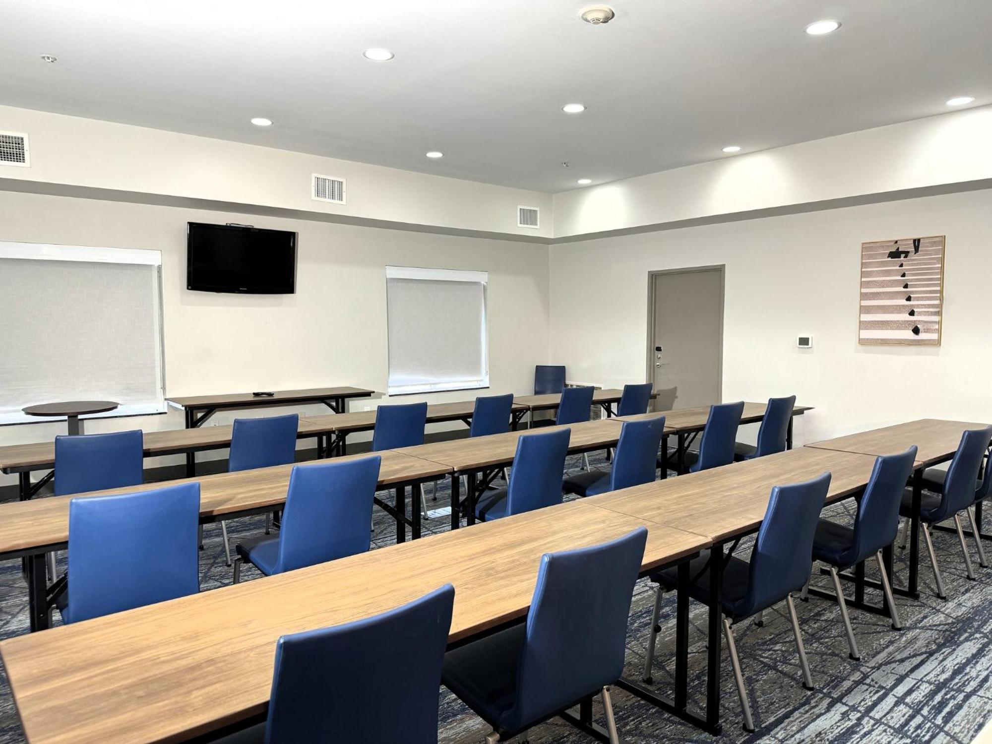 Holiday Inn Express & Suites North Topeka Bagian luar foto