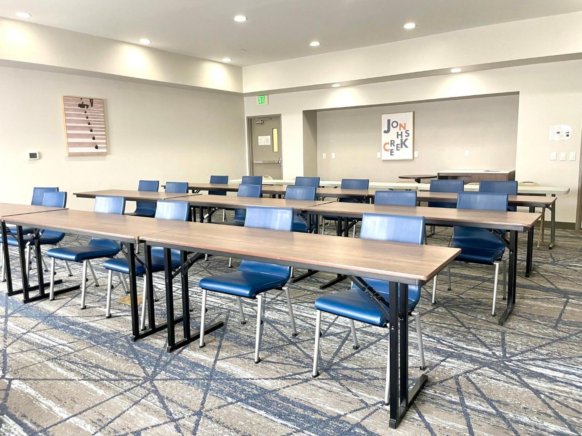 Holiday Inn Express & Suites North Topeka Bagian luar foto
