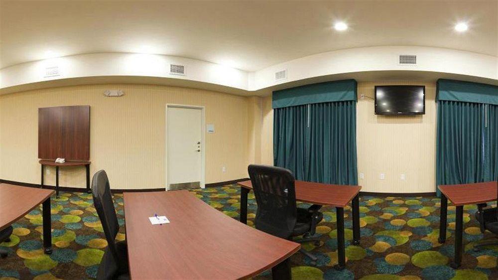 Holiday Inn Express & Suites North Topeka Bagian luar foto