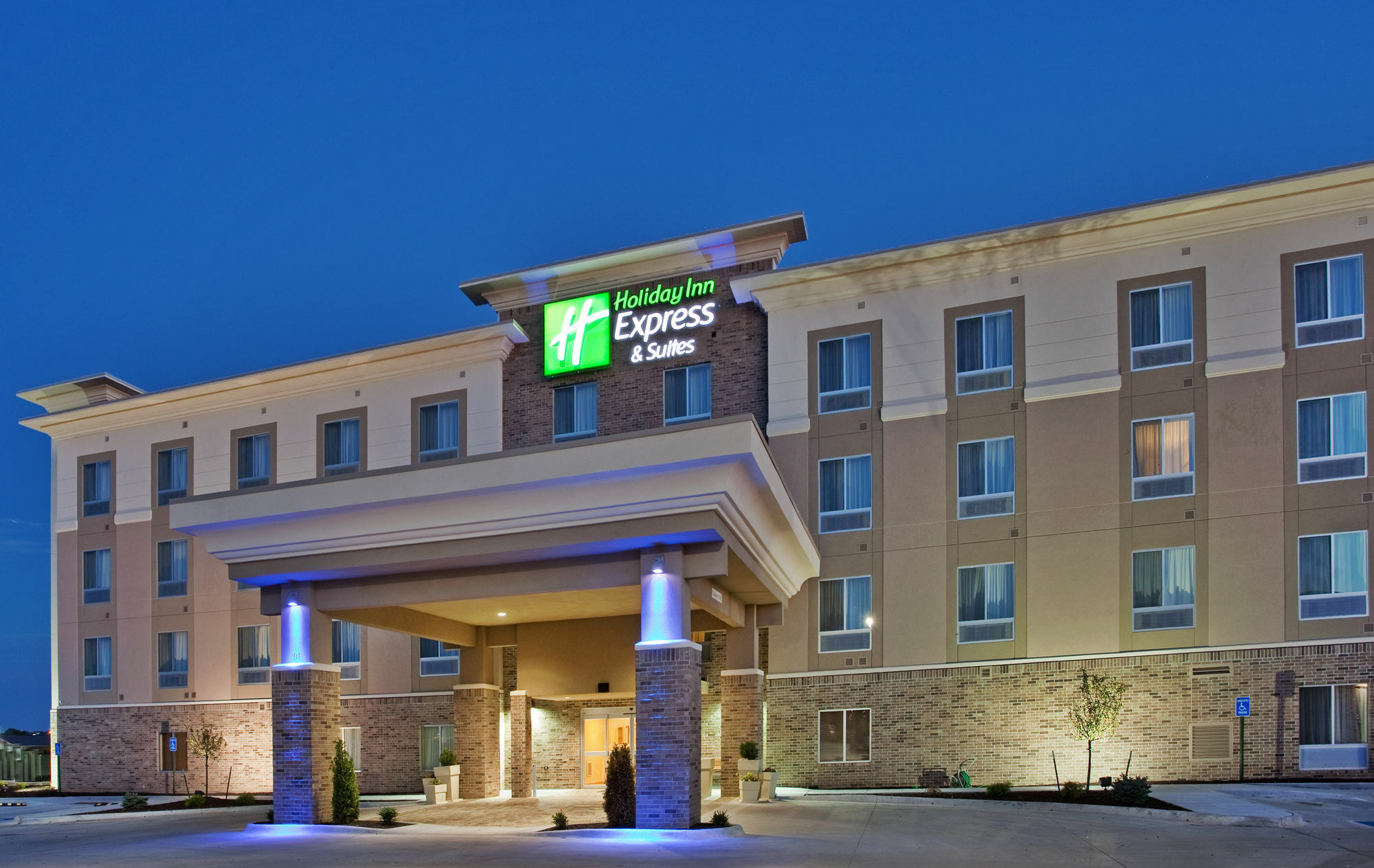 Holiday Inn Express & Suites North Topeka Bagian luar foto
