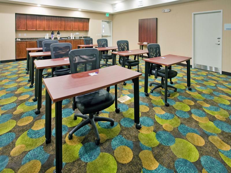 Holiday Inn Express & Suites North Topeka Bagian luar foto