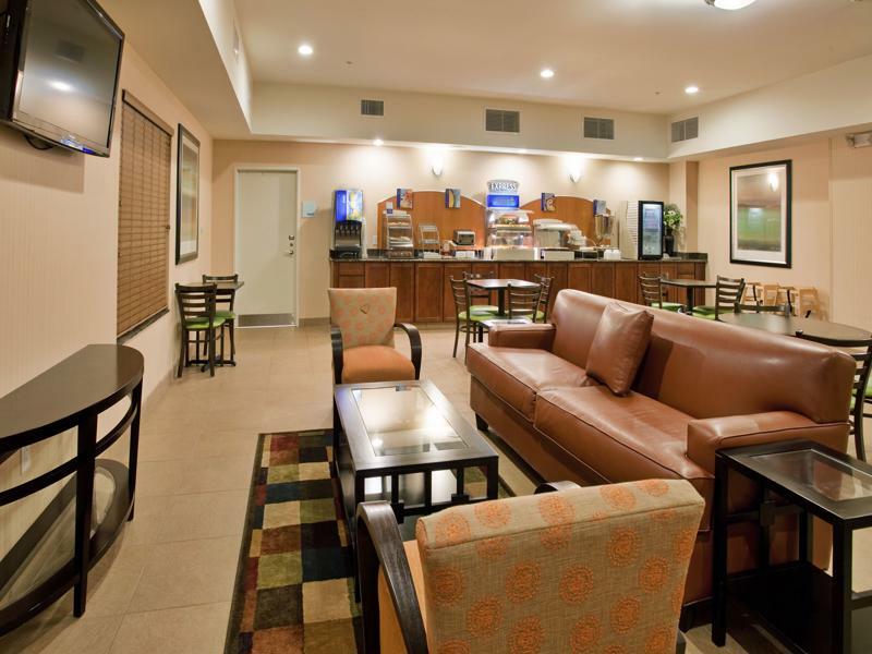 Holiday Inn Express & Suites North Topeka Bagian luar foto