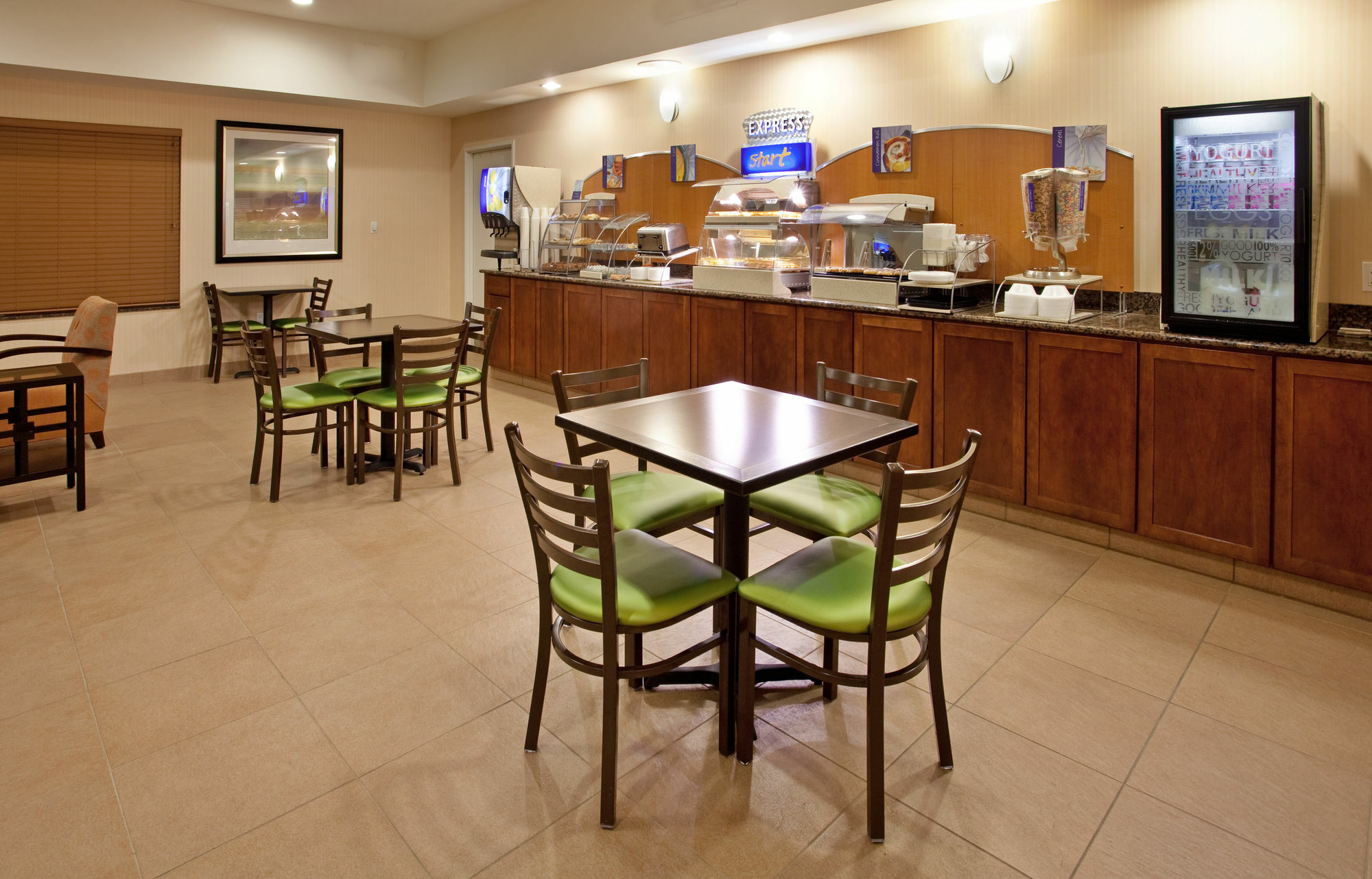 Holiday Inn Express & Suites North Topeka Bagian luar foto