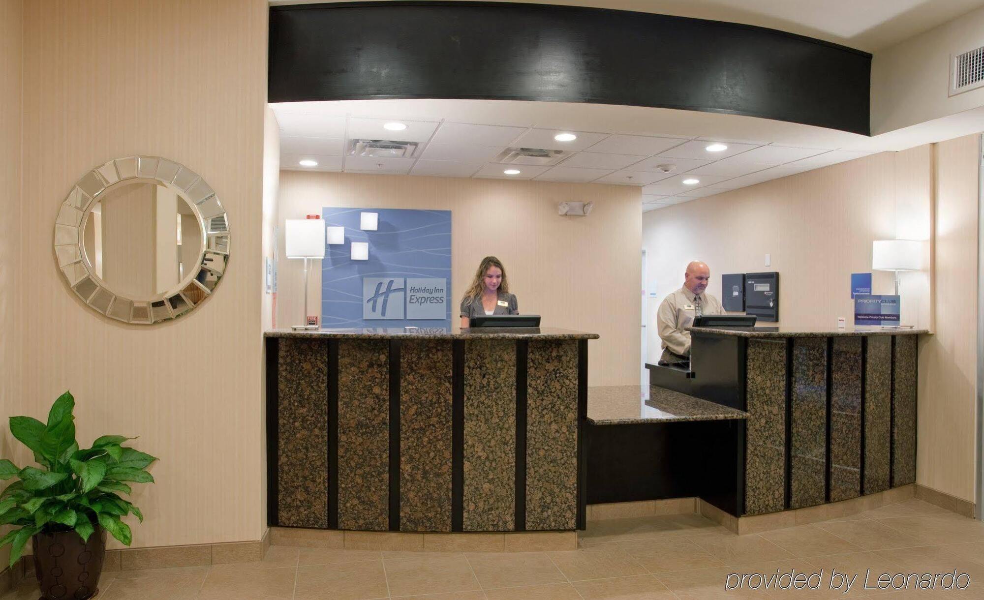 Holiday Inn Express & Suites North Topeka Bagian luar foto