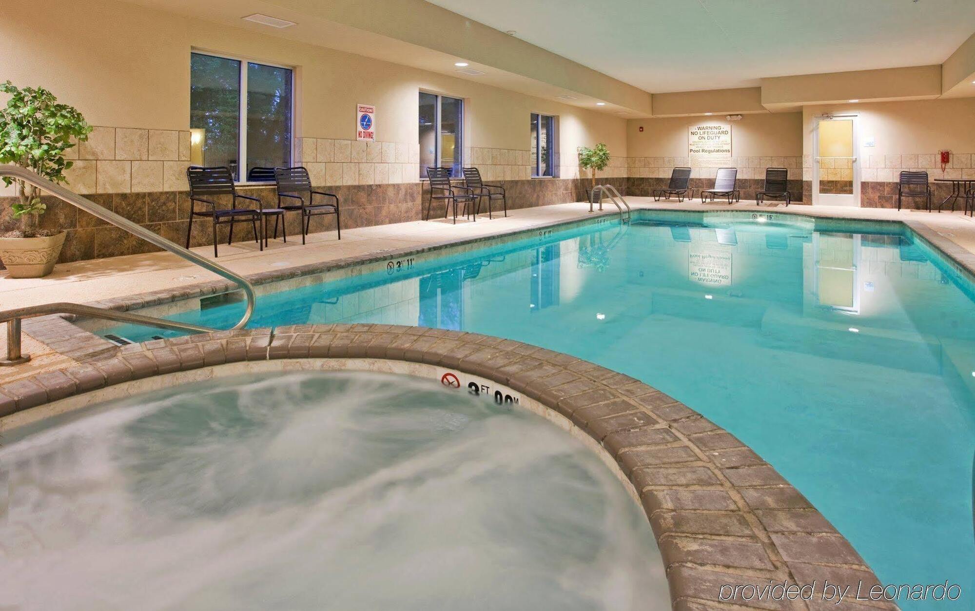 Holiday Inn Express & Suites North Topeka Bagian luar foto