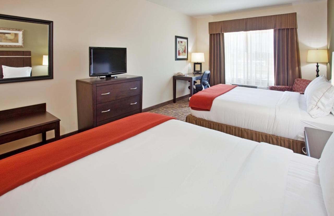 Holiday Inn Express & Suites North Topeka Bagian luar foto