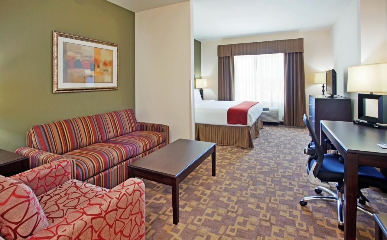Holiday Inn Express & Suites North Topeka Bagian luar foto